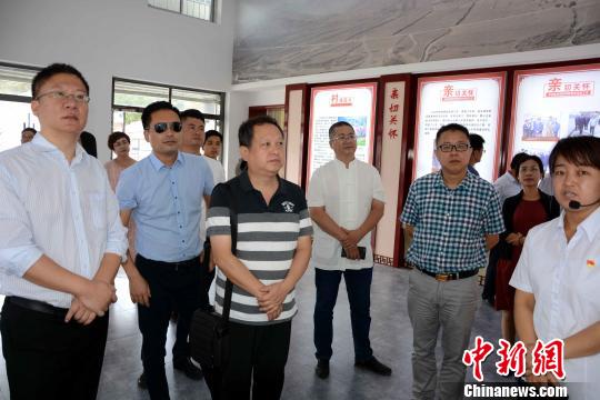 中國僑網(wǎng)致公黨福建省委幫扶小組考察調(diào)研渭源元古堆村扶貧工作。　張金川　攝