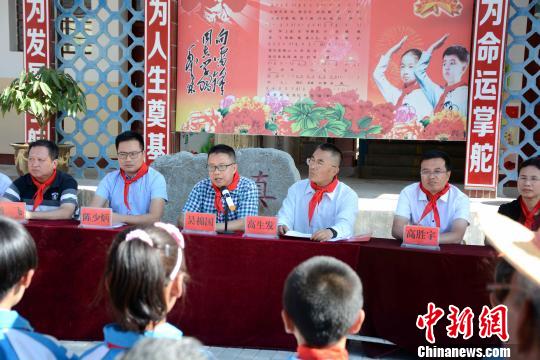 安定區(qū)黑山中心小學(xué)幫扶活動現(xiàn)場?！埥鸫?攝