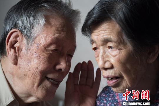 喬森的聽力日漸下降，王滿科便成了她的耳朵。　韋亮 攝
