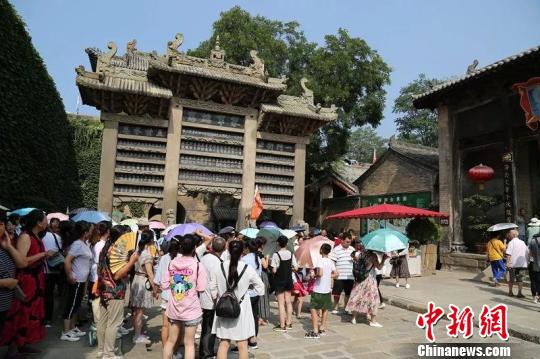 中國僑網(wǎng)8日，來自美國、加拿大、西班牙等國家的40名華裔青少年和沁水縣的40名中學(xué)生開啟了2018“親情中華”夏令營在皇城相府的親情之旅?！“总娚纭z