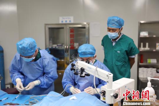 圖為醫(yī)護人員在手術中。(徐衛(wèi)攝)