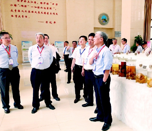 校長們一行在青海大學(xué)重點(diǎn)實(shí)驗(yàn)室考察。