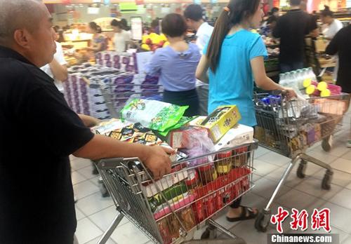 民眾在超市購物。<a target='_blank' href='http://www.chinanews.com/'>中新社</a>記者 呂明 攝