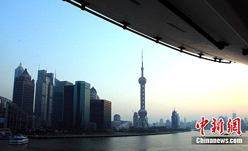 資料圖：上海江邊高樓。<a target='_blank' href='http://www.chinanews.com/'>中新社</a>記者 潘索菲 攝
