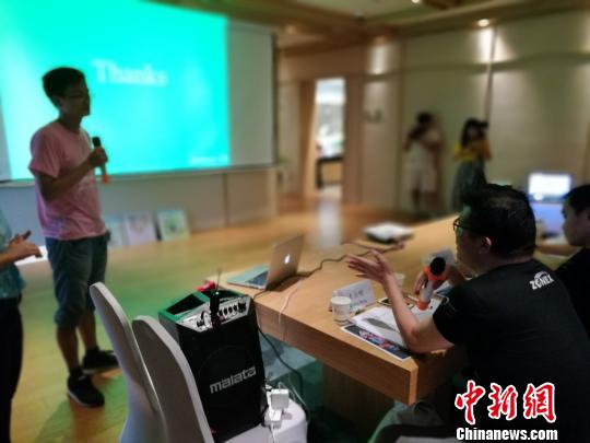 來自臺(tái)灣的創(chuàng)業(yè)導(dǎo)師正在對計(jì)劃中的不足進(jìn)行指點(diǎn)。鐘升 攝