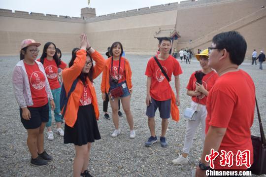 圖為研習(xí)營成員在嘉峪關(guān)關(guān)城開展酷跑闖關(guān)活動。陳靜瑤 攝