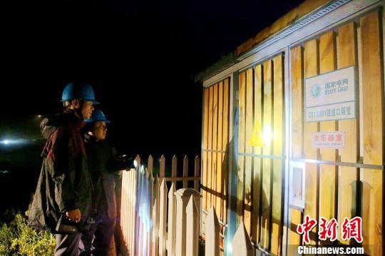 國網(wǎng)岱山縣供電公司電力員工對電力設(shè)施進行巡檢排查?！境?攝