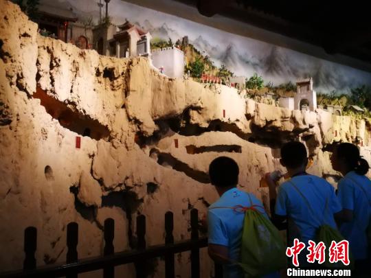 2018“親情中華”夏令營山西太原營營員在張壁古堡模型前駐足?！罱苡?攝