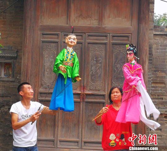 營員觀看皮影戲和木偶戲?！罱苡?攝