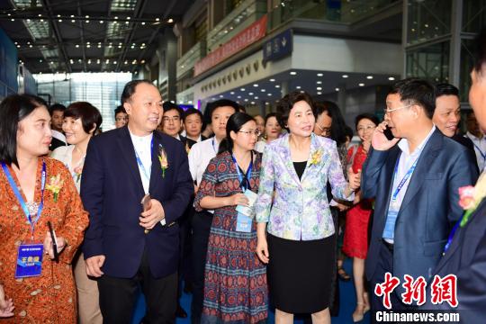 廣東省僑辦主任龐國梅(右二)來到僑交會展館參觀。　陳文 攝