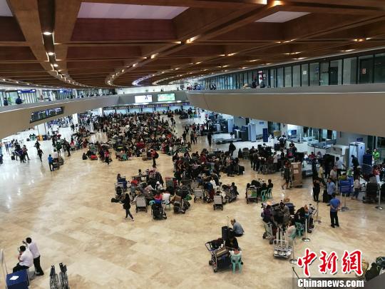 候機(jī)廳內(nèi)，不多的候機(jī)座椅已被坐滿，有人索性席地而臥?！￡P(guān)向東 攝