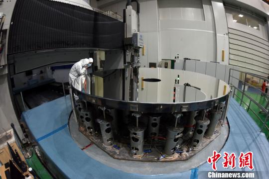 中科院長(zhǎng)春光機(jī)所研制成功的直徑4.03米口徑高精度碳化硅非球面反射鏡?！O自法 攝