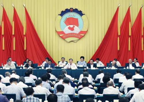 　8月22日，政協(xié)第十三屆全國(guó)委員會(huì)常務(wù)委員會(huì)第三次會(huì)議在北京閉幕。中共中央政治局常委、全國(guó)政協(xié)主席汪洋主持閉幕會(huì)并講話。