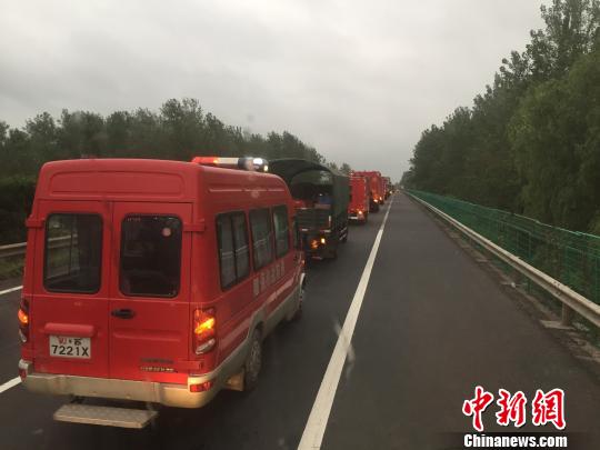 圖為8月26日下午，江蘇千名消防官兵正在趕往山東壽光途中?！∶系慢?攝