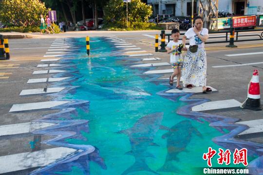 “海洋世界”現(xiàn)身路面?？谑讞l3D斑馬線獲市民稱贊