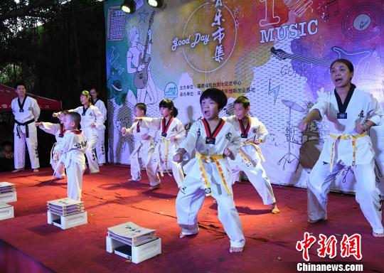 入駐企業(yè)、臺灣自強(qiáng)跆拳道表演少年跆拳道。記者劉可耕 攝