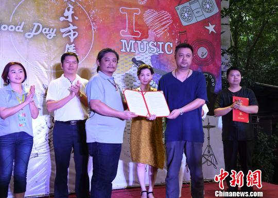 現(xiàn)場舉行閩臺對接企業(yè)簽定策略聯(lián)盟合作意向書儀式。記者劉可耕 攝