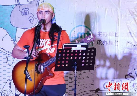 臺灣少數(shù)民族歌手黃雅各獻(xiàn)唱歌曲。記者劉可耕 攝