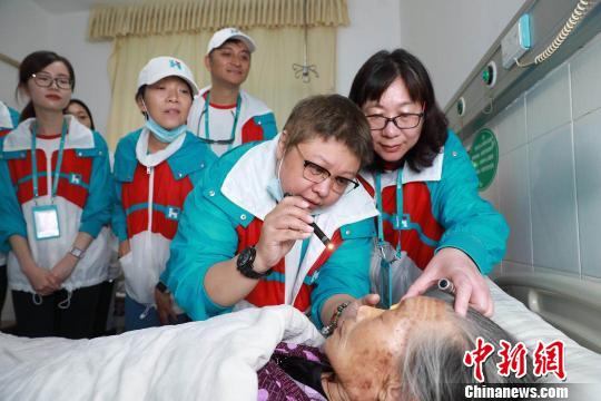 “韓紅愛心·百人援陜”行動啟動以來，眼科專家團隊已在漢陰縣新建成的復明中心完成102人次白內(nèi)障復明手術(shù)。圖為浙醫(yī)二院眼科中心主任醫(yī)師陳佩卿(右一)與“韓紅愛心”公益行動發(fā)起人、歌手韓紅(右二)一同為術(shù)后病人查房?！⌒ば?攝