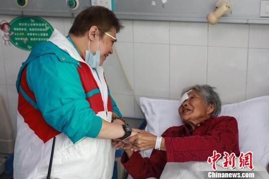 “韓紅愛心·百人援陜”行動啟動以來，眼科專家團隊已在漢陰縣新建成的復明中心完成102人次白內(nèi)障復明手術(shù)。圖為韓紅看望日前接受手術(shù)的老人?！⌒ば?攝