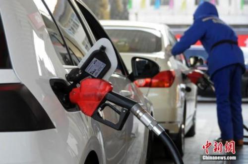 資料圖：山西太原，加油站工作人員給汽車(chē)加油。<a target='_blank' href='http://www.chinanews.com/'>中新社</a>發(fā) 武俊杰 攝