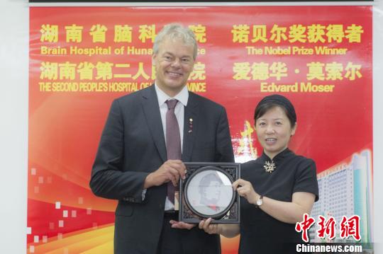 湖南省衛(wèi)生計(jì)生委副主任易露茜代表湖南省衛(wèi)生計(jì)生委歡迎愛德華？ 莫索爾一行。湖南省腦科醫(yī)院供圖