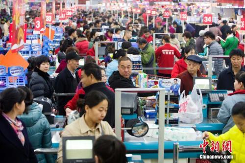 資料圖：民眾購買生活用品。張?jiān)?攝