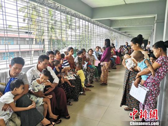 圖為等待篩查的患兒和家長。主辦方供圖