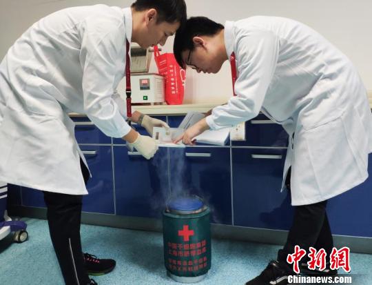 中國干細(xì)胞集團(tuán)臨床服務(wù)人員帶上裝載著小偉豪弟弟臍帶血造血干細(xì)胞的液氮罐，抵達(dá)唐都醫(yī)院?！≤窡?攝