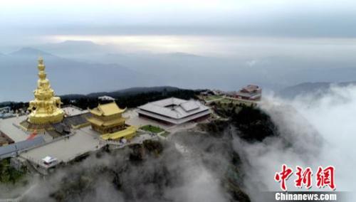 資料圖：云霧中的峨眉山金頂。 劉忠俊 攝