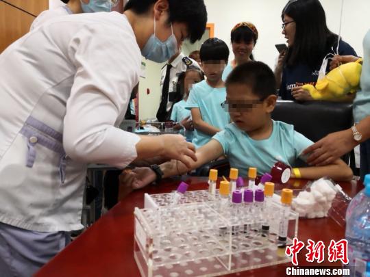 來(lái)自中國(guó)各地近50位“小魚兒”齊聚兒中心，接受了心臟超聲、心電圖等多項(xiàng)免費(fèi)的隨訪檢查?！≤窡?攝