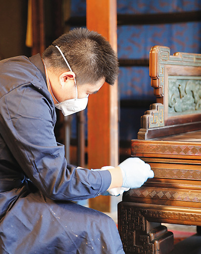 養(yǎng)心殿修繕啟動(dòng)前，故宮工作人員進(jìn)行文物撤陳