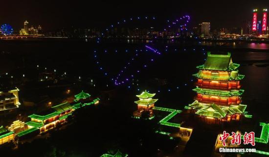 圖為百架攜帶LED燈的無人機(jī)組成的3D立體圖形。
鮑贛生 攝