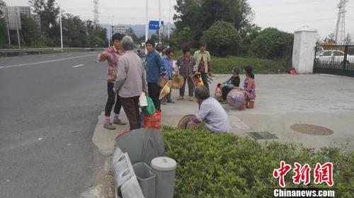 圖為超載面包車內(nèi)乘客滯留公路。　高速交警紹興支隊(duì)供圖 攝