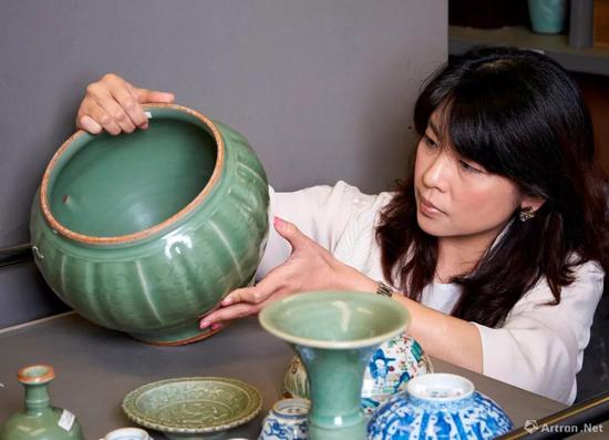 佳士得中國瓷器及藝術(shù)品部專家何懿行與我們細(xì)品宋、金、元朝的青瓷之美
