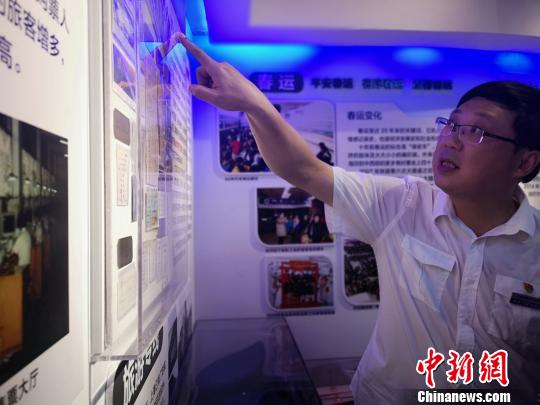 胡建介紹墻上陳列的幾十年前的硬板車票?！堨蠚g 攝