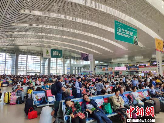 圖為旅客在候車廳候車?！±钅宪?攝