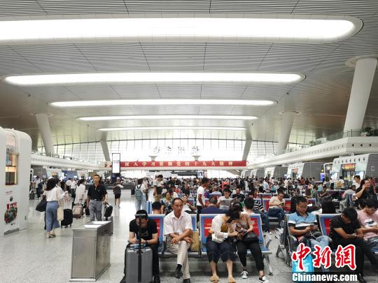 圖為杭州東站?！堨蠚g 攝