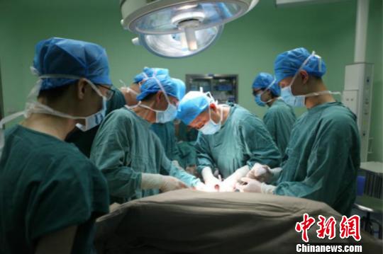 手術(shù)現(xiàn)場(chǎng)?！∴嚵栩v 攝