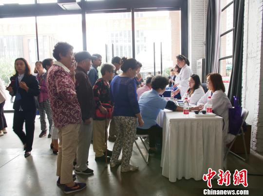活動(dòng)現(xiàn)場專家提供咨詢，血壓、血糖、體重測量，健康教育宣傳折頁發(fā)放等免費(fèi)服務(wù)?！≤窡?攝