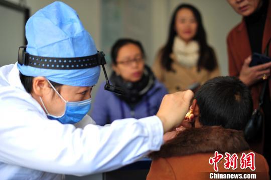 圖為中國兒基會兒童健康教育與醫(yī)療扶貧專項基金首個“耳聰目明計劃”醫(yī)療點(diǎn)10日在拉薩正式啟用。首都醫(yī)科大學(xué)附屬北京兒童醫(yī)院耳鼻喉頭頸外科專家為患有耳部疾病的兒童進(jìn)行復(fù)診。　張偉 攝