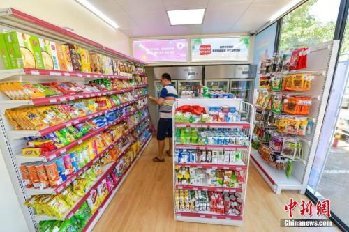 資料圖：一位海口市民在無人便利店體驗購物。<a target='_blank' href='http://www.chinanews.com/'>中新社</a>記者 駱云飛 攝