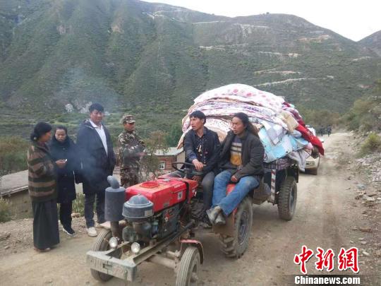 圖為當(dāng)?shù)厥転?zāi)村民轉(zhuǎn)移家用物資。　昌都市宣傳部供圖 攝