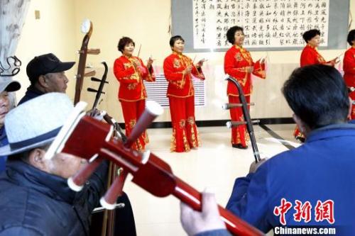 資料圖：老年人在一家養(yǎng)老機(jī)構(gòu)內(nèi)練習(xí)青海小調(diào)。　張?zhí)砀?攝