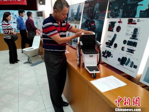 資料圖：為老人設(shè)計(jì)的創(chuàng)意產(chǎn)品正在展示。楊伏山 攝
