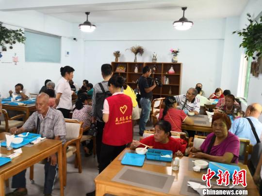 ?？谑忻捞m區(qū)海府街道龍舌坡社區(qū)“長者飯?zhí)谩眱?nèi)景?！∫Ｃ?攝