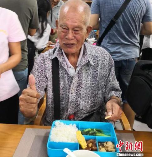 10月17日，81歲的陳志勇老人在?？谑忻捞m區(qū)海府街道龍舌坡社區(qū)“長者飯?zhí)谩本筒蜁r豎起大拇指點(diǎn)贊?！∫Ｃ?攝