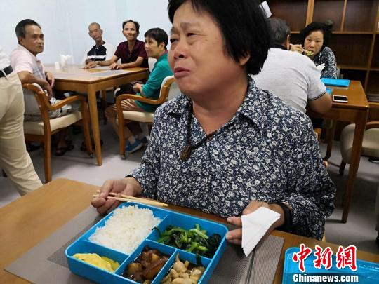 10月17日，66歲的老人林淑瓊在?？谑忻捞m區(qū)海府街道龍舌坡社區(qū)“長者飯?zhí)谩本筒蜁r感動得眼含淚水?！∫Ｃ?攝