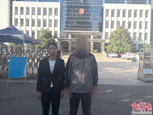 開庭后，趙陽(右)和代理律師張曉麗在洛陽市洛龍區(qū)人民法院前合影。