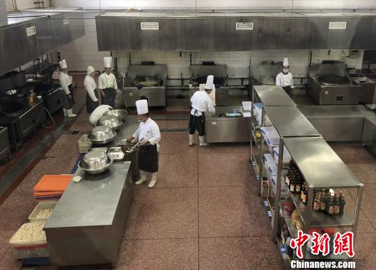 北京市食品藥品監(jiān)管局赴集體用餐配送單位進(jìn)行食品安全專項(xiàng)檢查。北京市食藥監(jiān)局供圖